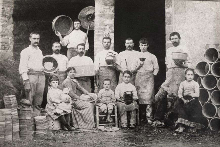 Família de terrissers i llurs treballadors al pati de l’obrador “El Nuevo Mundo”, popularment “cals Americanos” (la Bisbal,1900 ca.) | © Foto autor desconegut. Col. Jordi Frigola i Arpa. Terracotta Museu